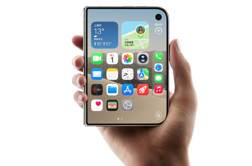 手持闭合状态的 iPhone Duo