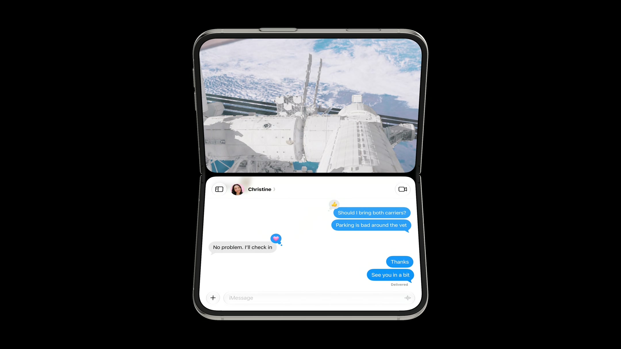 半折后,视频占据上半屏,信息 App 适应下方空间