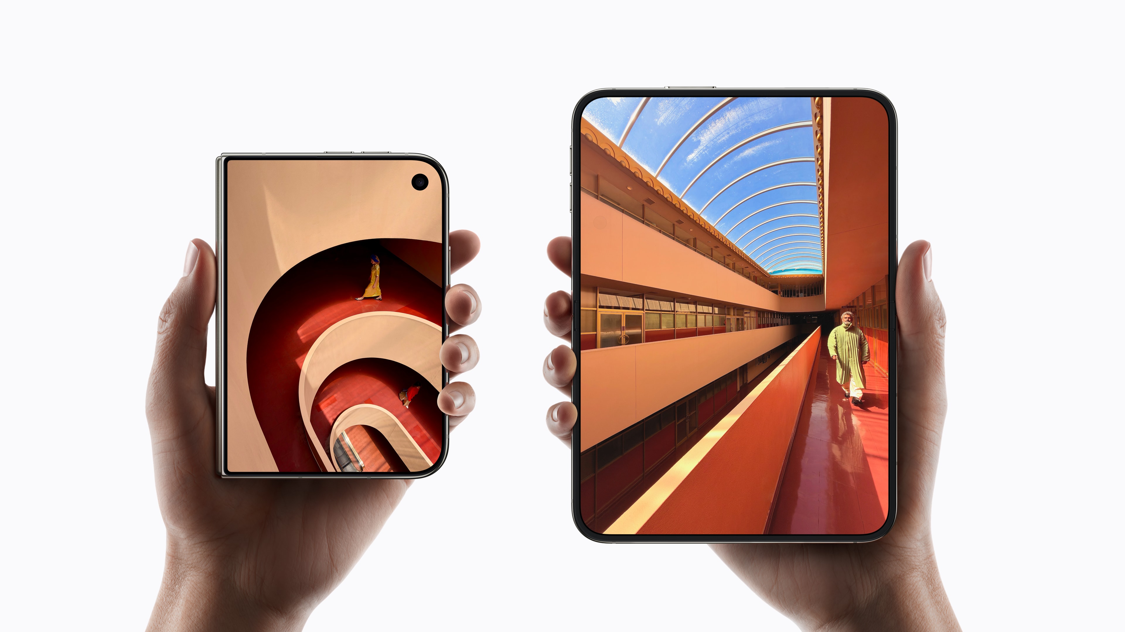 iPhone Duo 合上与展开后的手持形态。图片来源:Apple