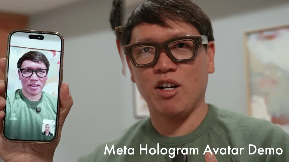 Tested 主持人展示手机上的 Hologram 数字人像。