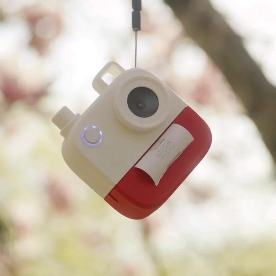 红白机身的 Poetry Camera,正面打印出口露出一张纸条