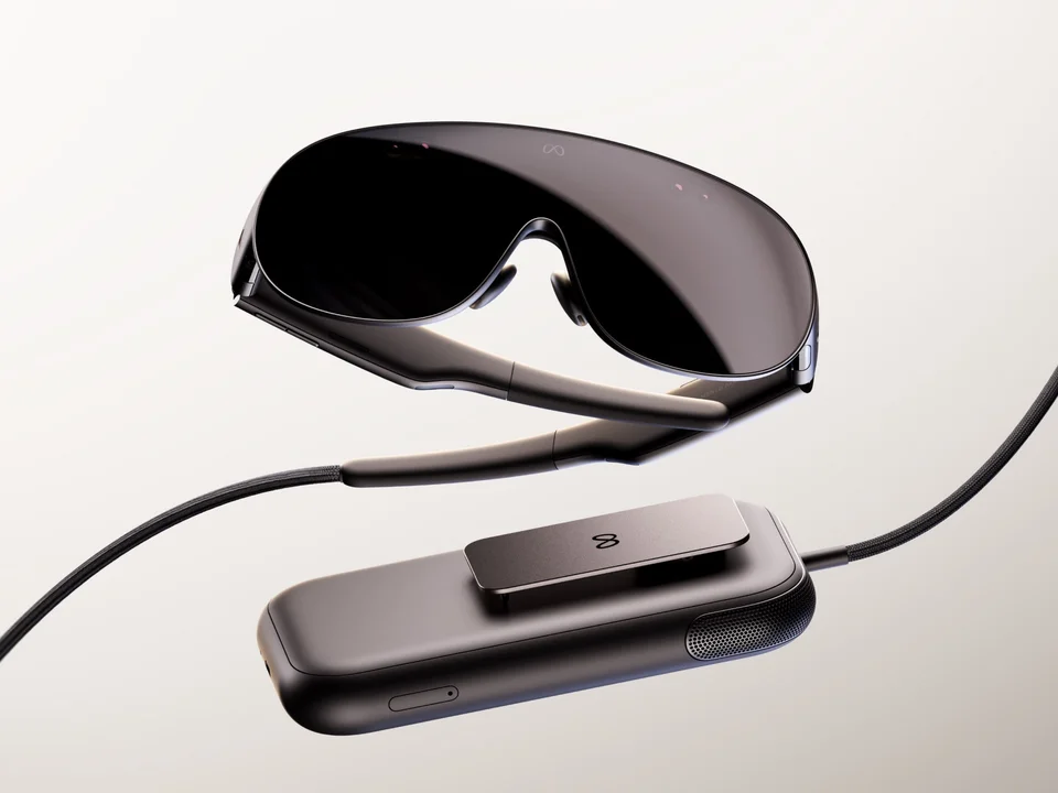 Meta VR Glasses 与通过线缆连接的外置主机。