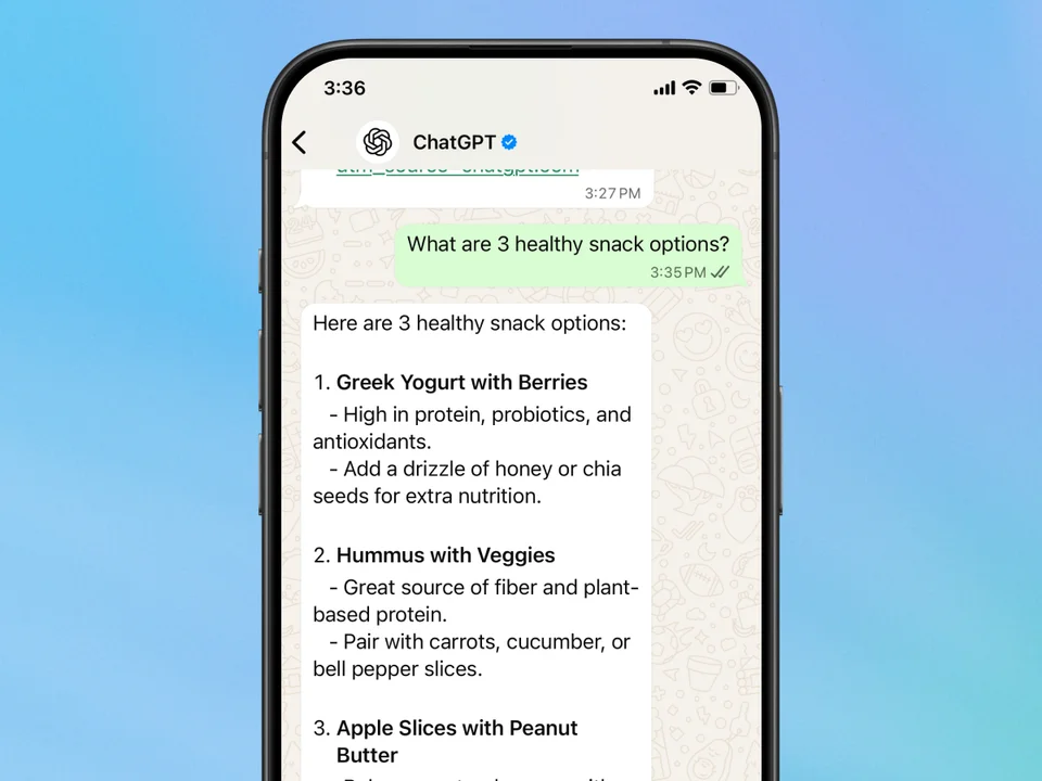 OpenAI 官方展示的 WhatsApp 对话界面,用户向 ChatGPT 询问健康零食建议
