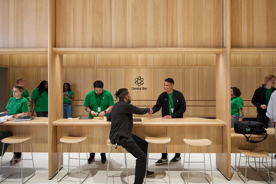 2023 年重新开放的 Tysons Corner 门店,Genius Bar 采用木质柜台